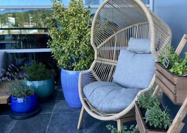 A cosy green terrace at the Main Library