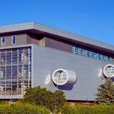 Budynek Biblioteki Głównej UG: prostokątna bryła w minimalistycznym stylu: widok na ścianę boczną budynku z wystającymi trzema tubusami